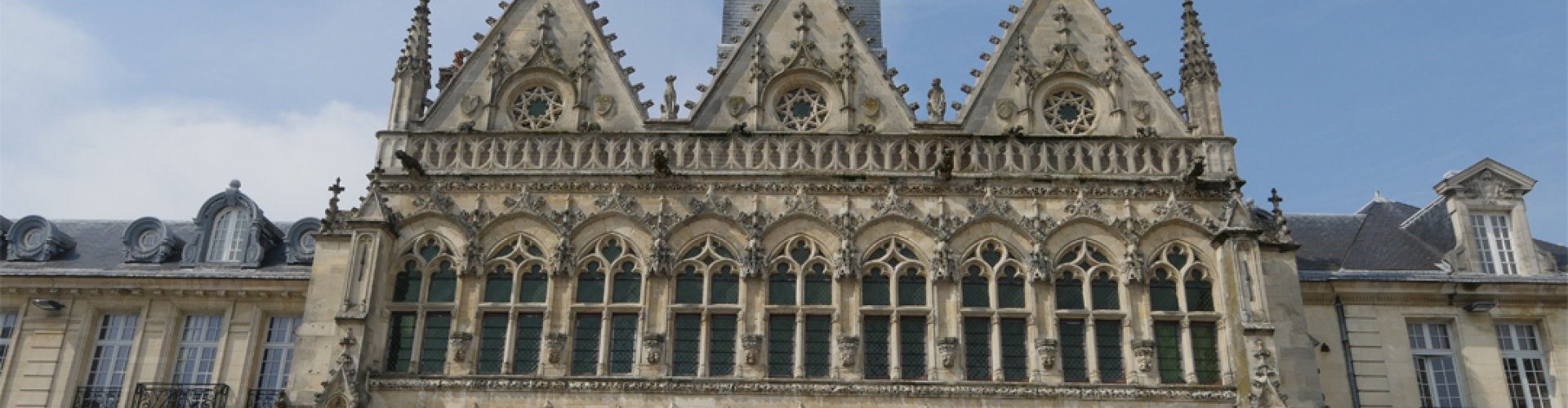 Saint Quentin Les Marais public transport scene