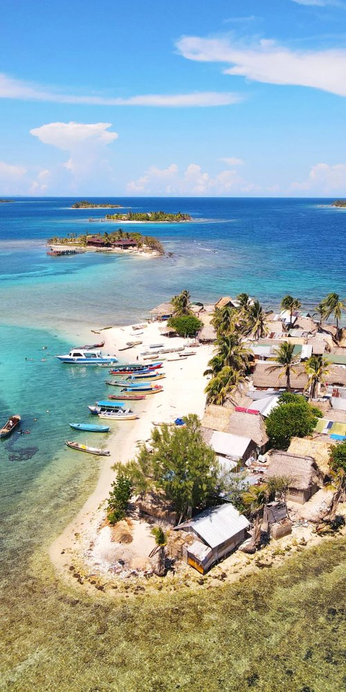 Midday tram cruising through Roatán streets