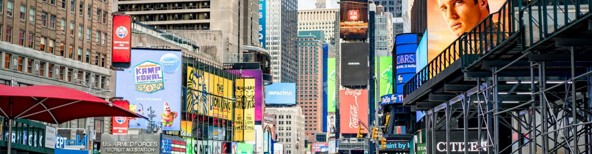 New York Metro entrance with commuters