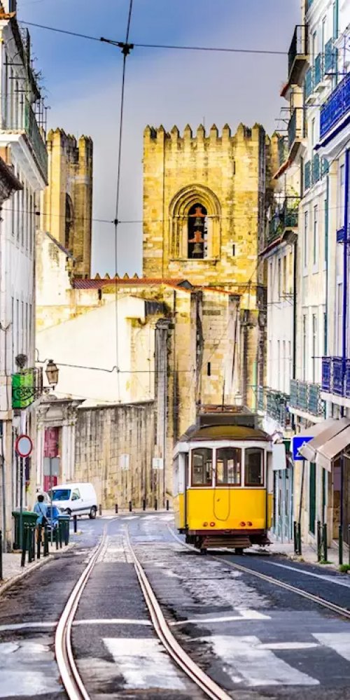 Rush hour metro platform in Lisbon