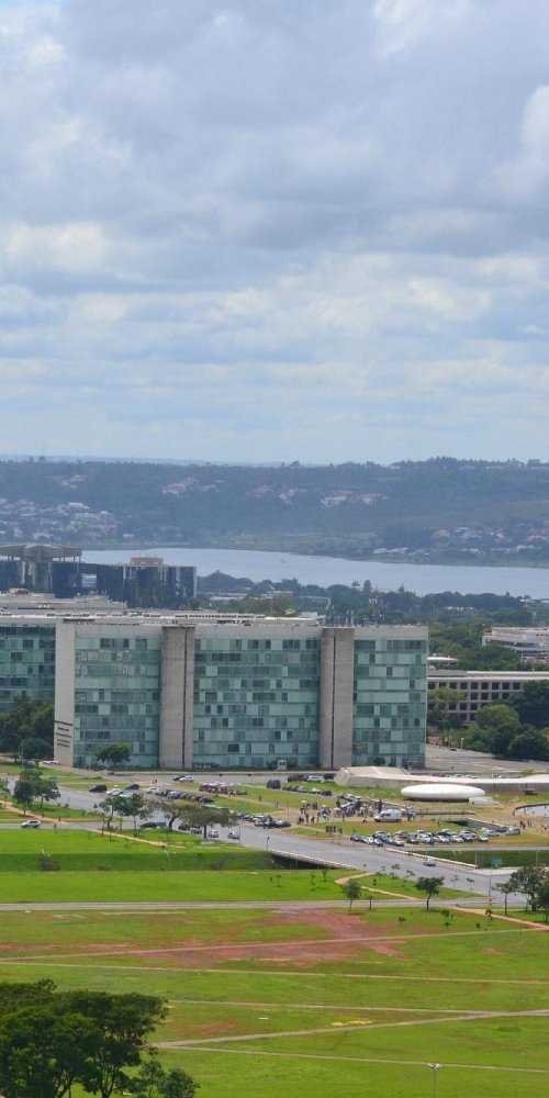 Commuters boarding metro at morning peak in Brasilia