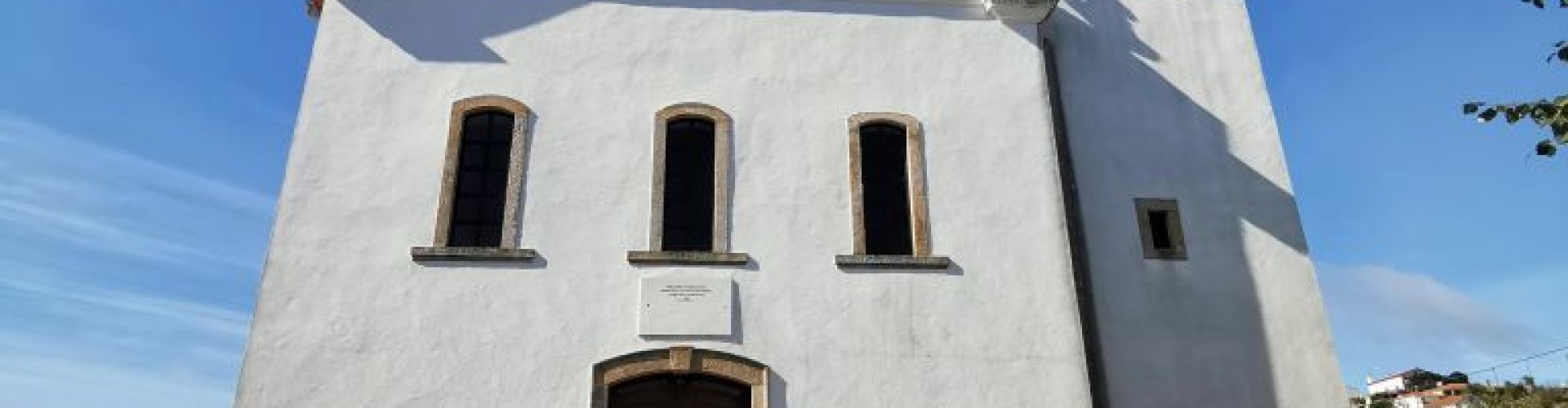 Madeirã city tram passing through historic streets