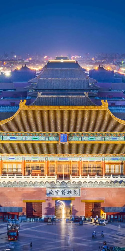 Commuters waiting at Beijing metro station during peak hours
