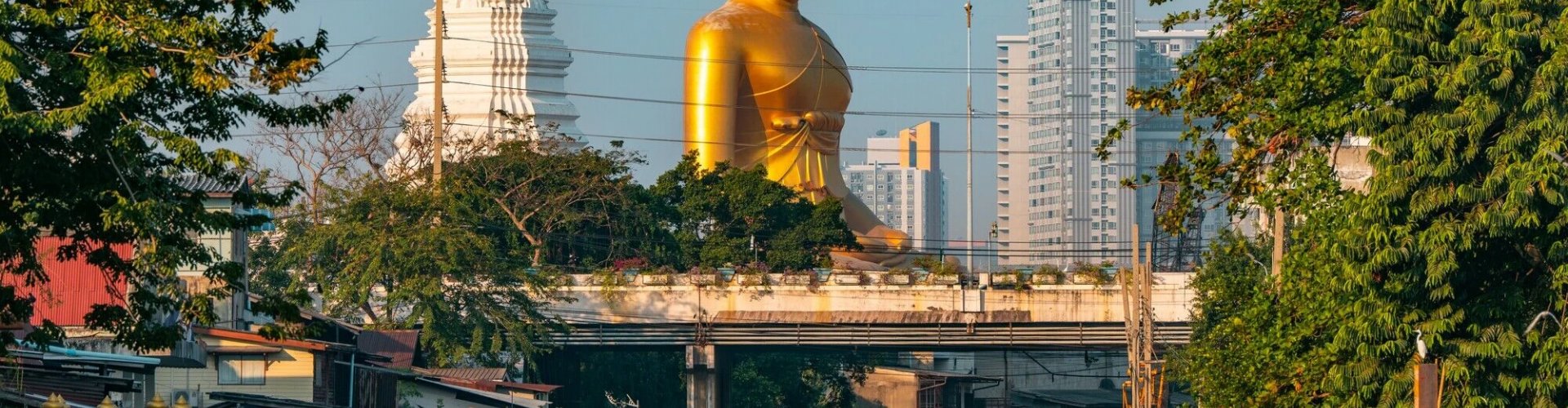 Bangkok metro platform busy with passengers