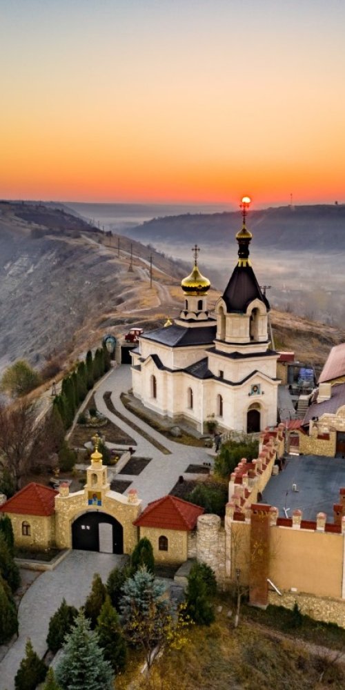 Busy Chişinău bus stop during peak hour