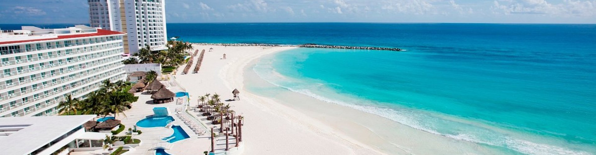 Night tram in Cancún on cobblestones