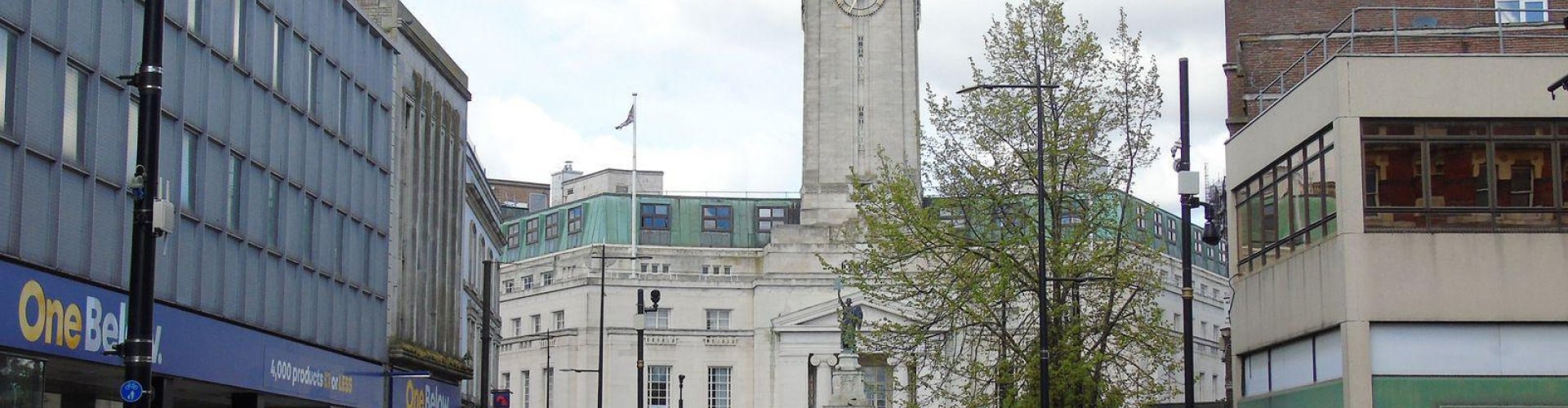 Luton Metro Station Busy Platform